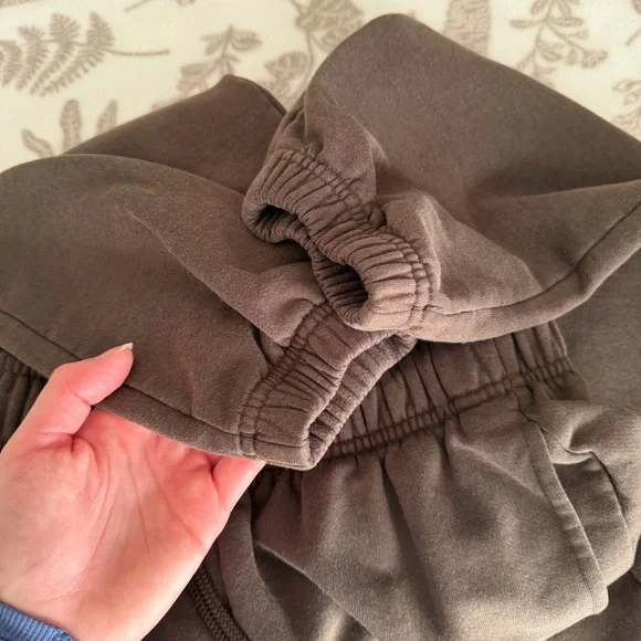 Alo Yoga Accolade Sweatpants - Picture 4 of 5